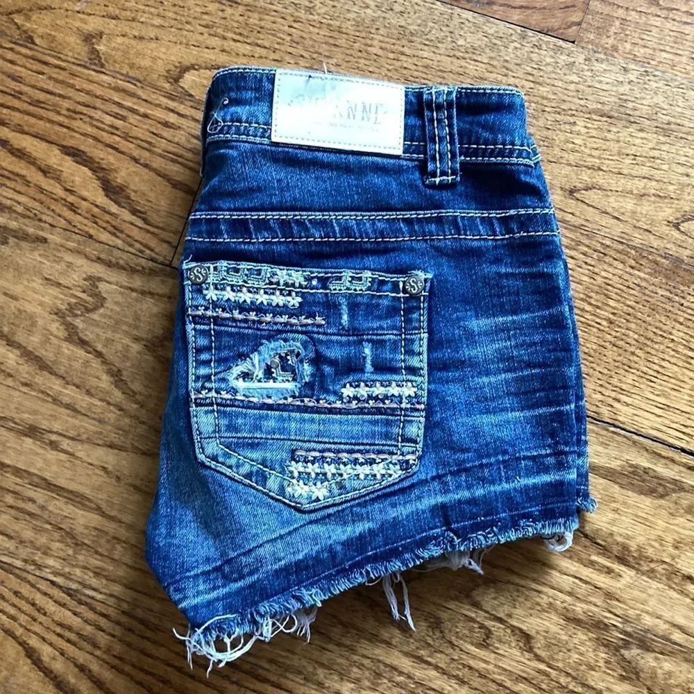 Shyanne Western Country Embellished Distressed Women’s 28 Cutoff Jean Shorts